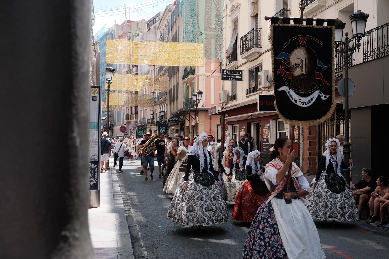 El desfile de la entrega de premios llena de color el centro de Alicante