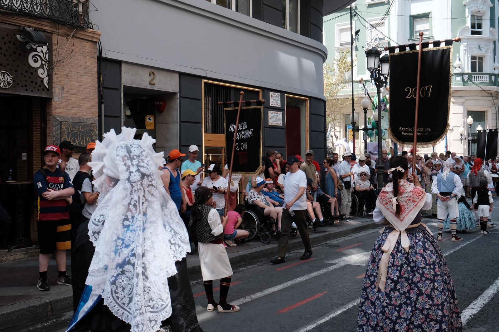 El desfile de la entrega de premios llena de color el centro de Alicante