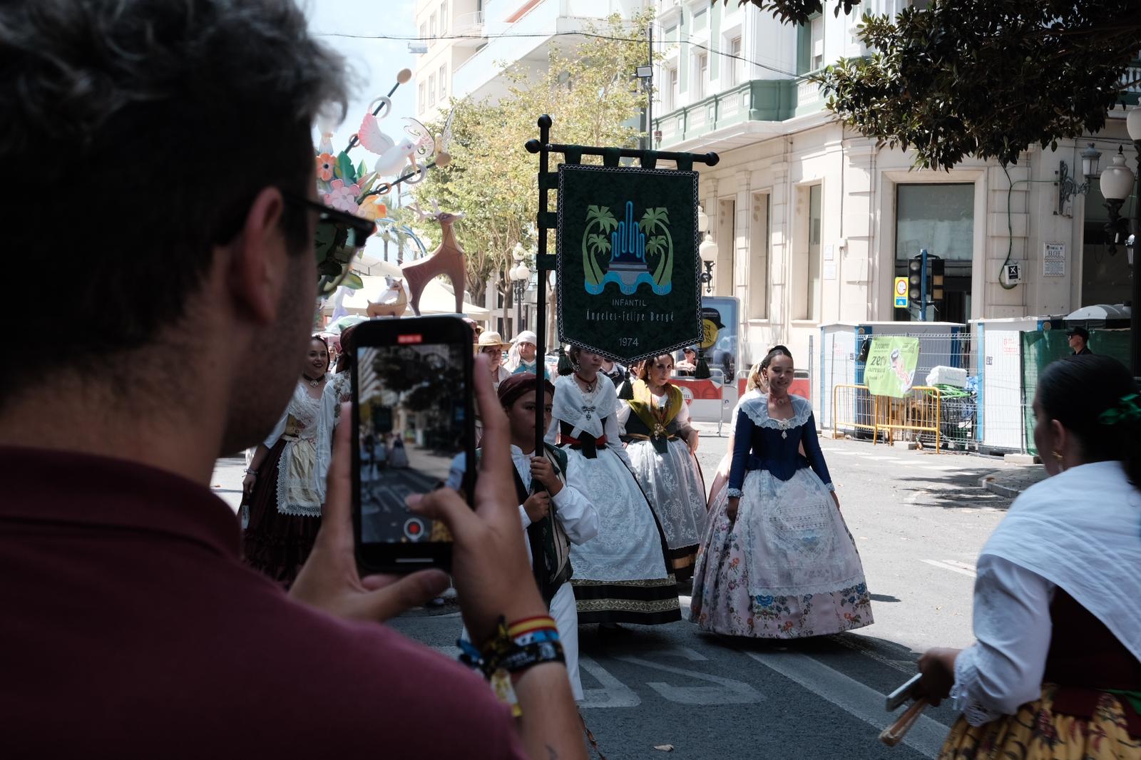 El desfile de la entrega de premios llena de color el centro de Alicante