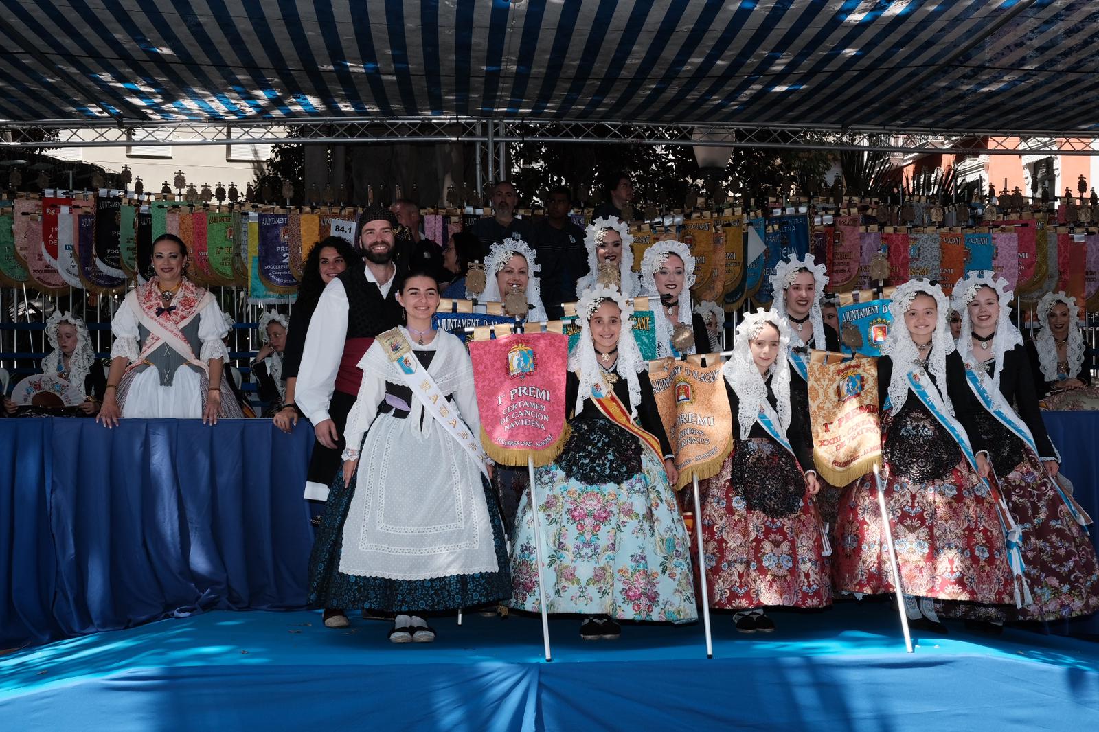 El desfile de la entrega de premios llena de color el centro de Alicante