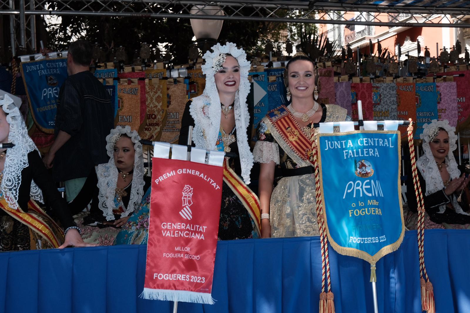 El desfile de la entrega de premios llena de color el centro de Alicante