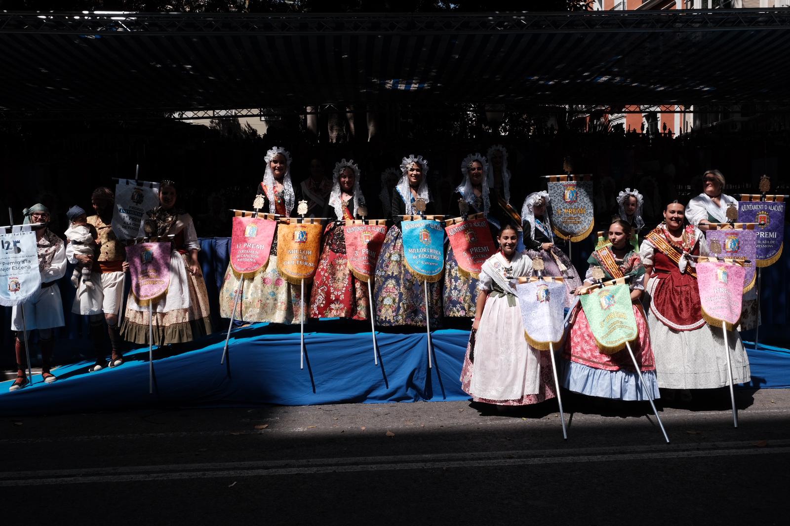 El desfile de la entrega de premios llena de color el centro de Alicante