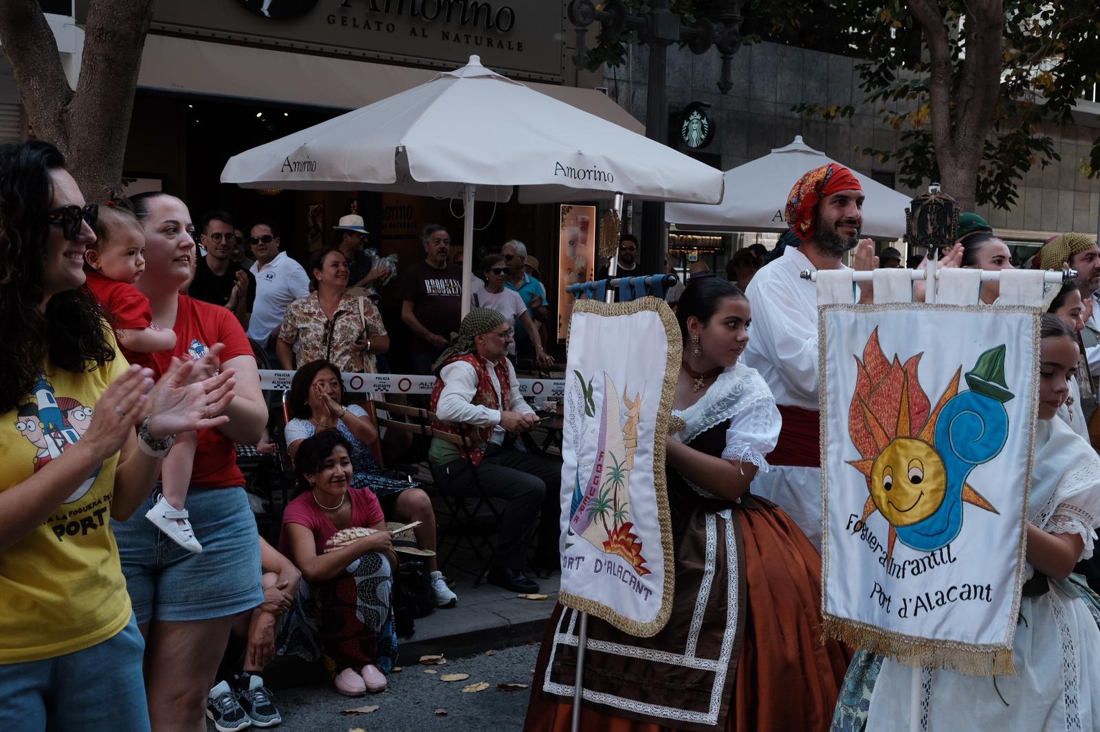 El desfile de la entrega de premios llena de color el centro de Alicante