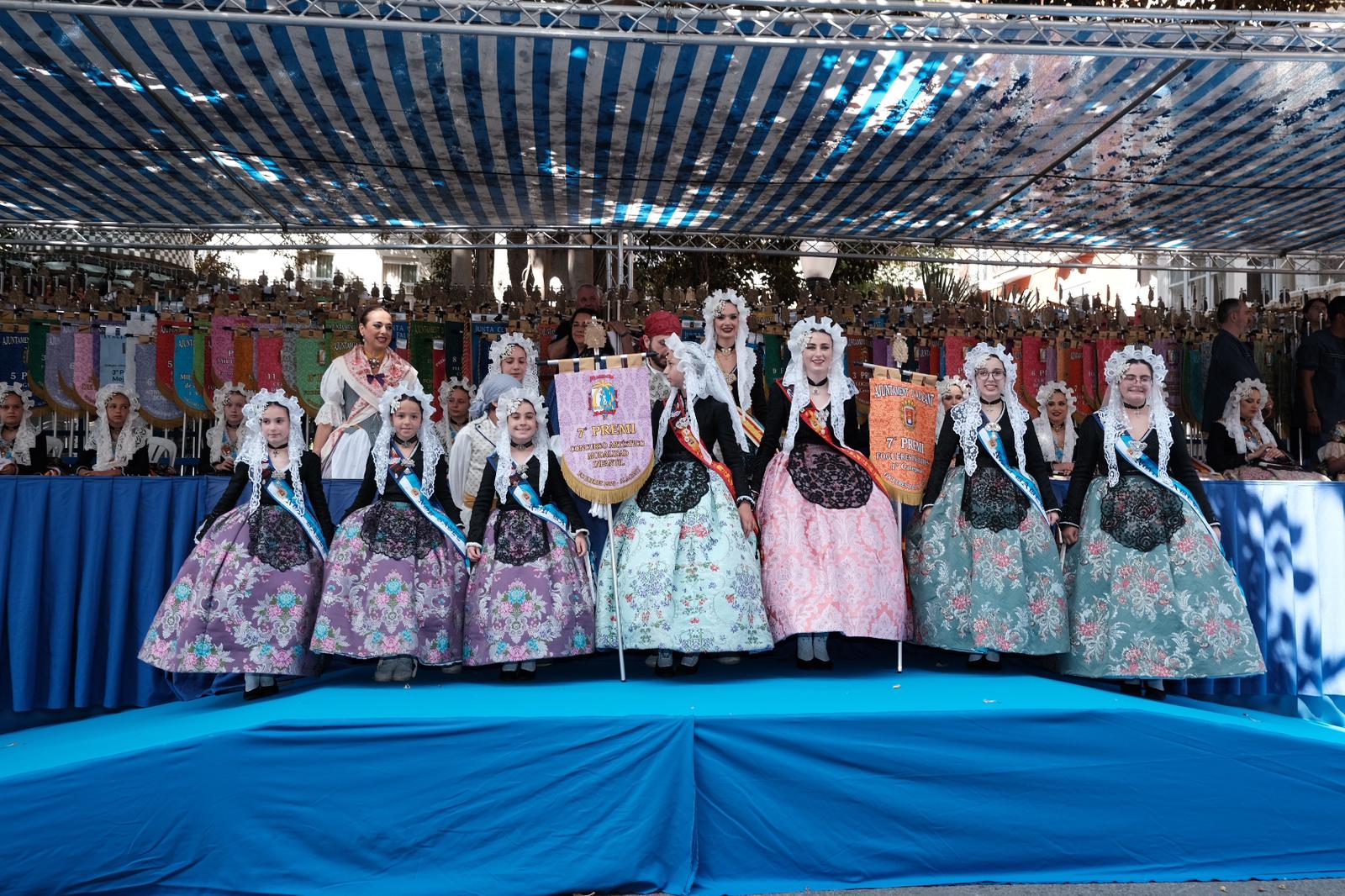 El desfile de la entrega de premios llena de color el centro de Alicante