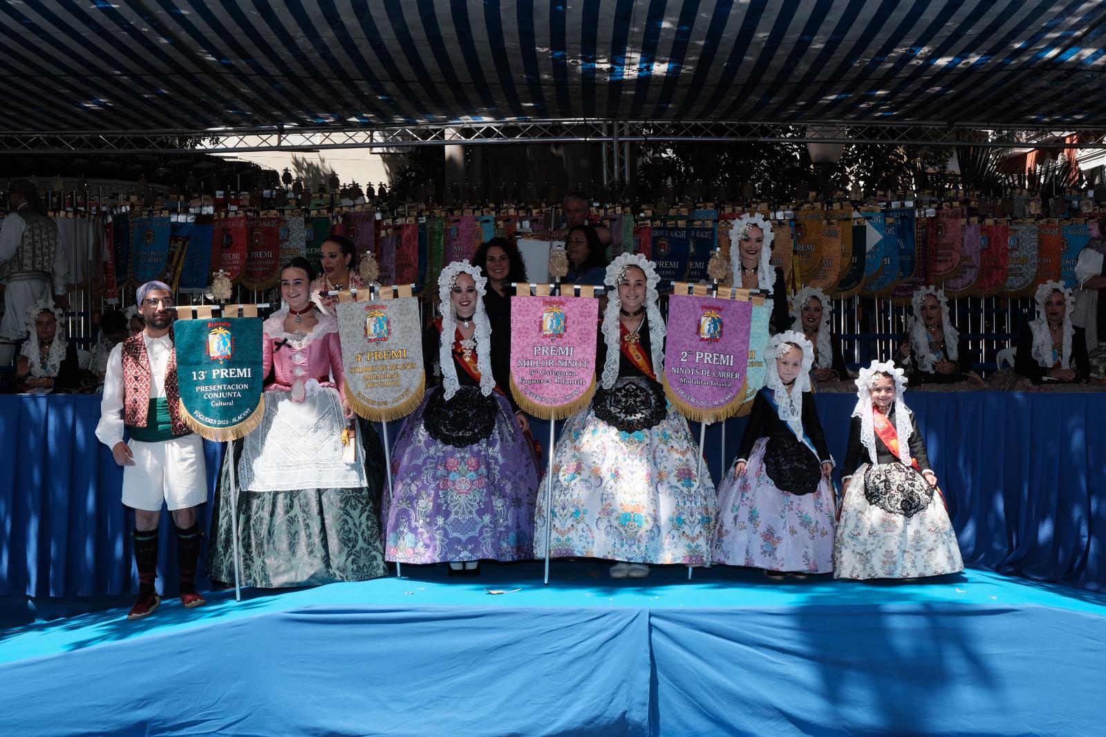 El desfile de la entrega de premios llena de color el centro de Alicante