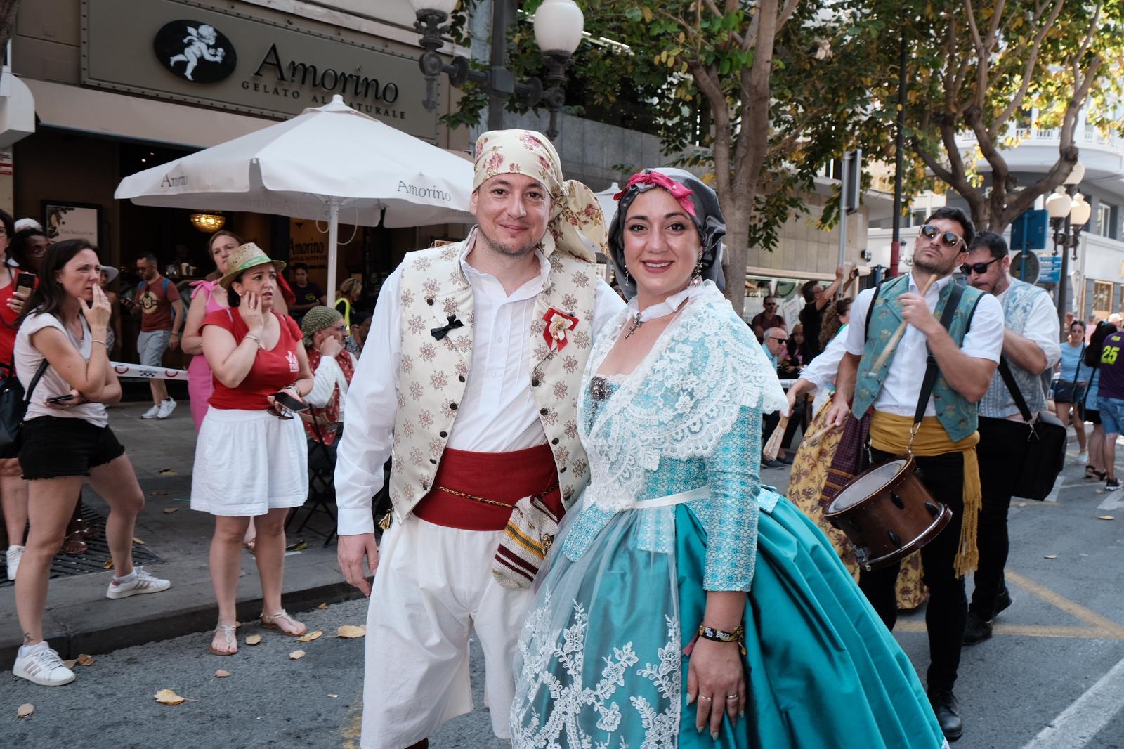 El desfile de la entrega de premios llena de color el centro de Alicante