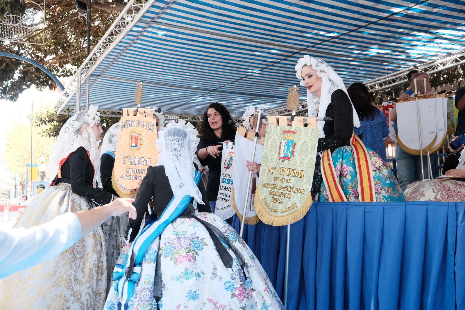 El desfile de la entrega de premios llena de color el centro de Alicante