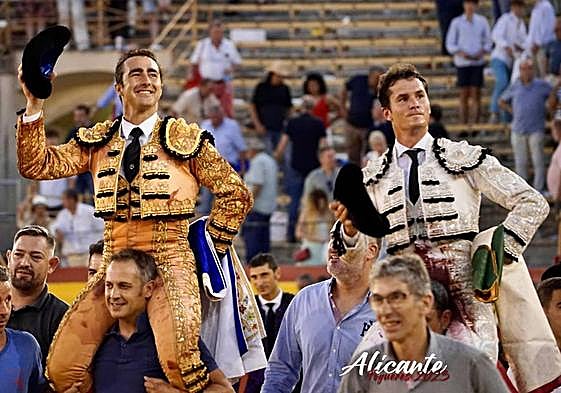 'El Fandi' y Daniel Luque salen a hombros de la Plaza de Toros de Alicante.