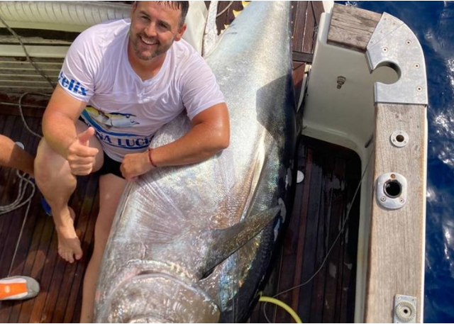 Félix Sotos con el atún rojo.