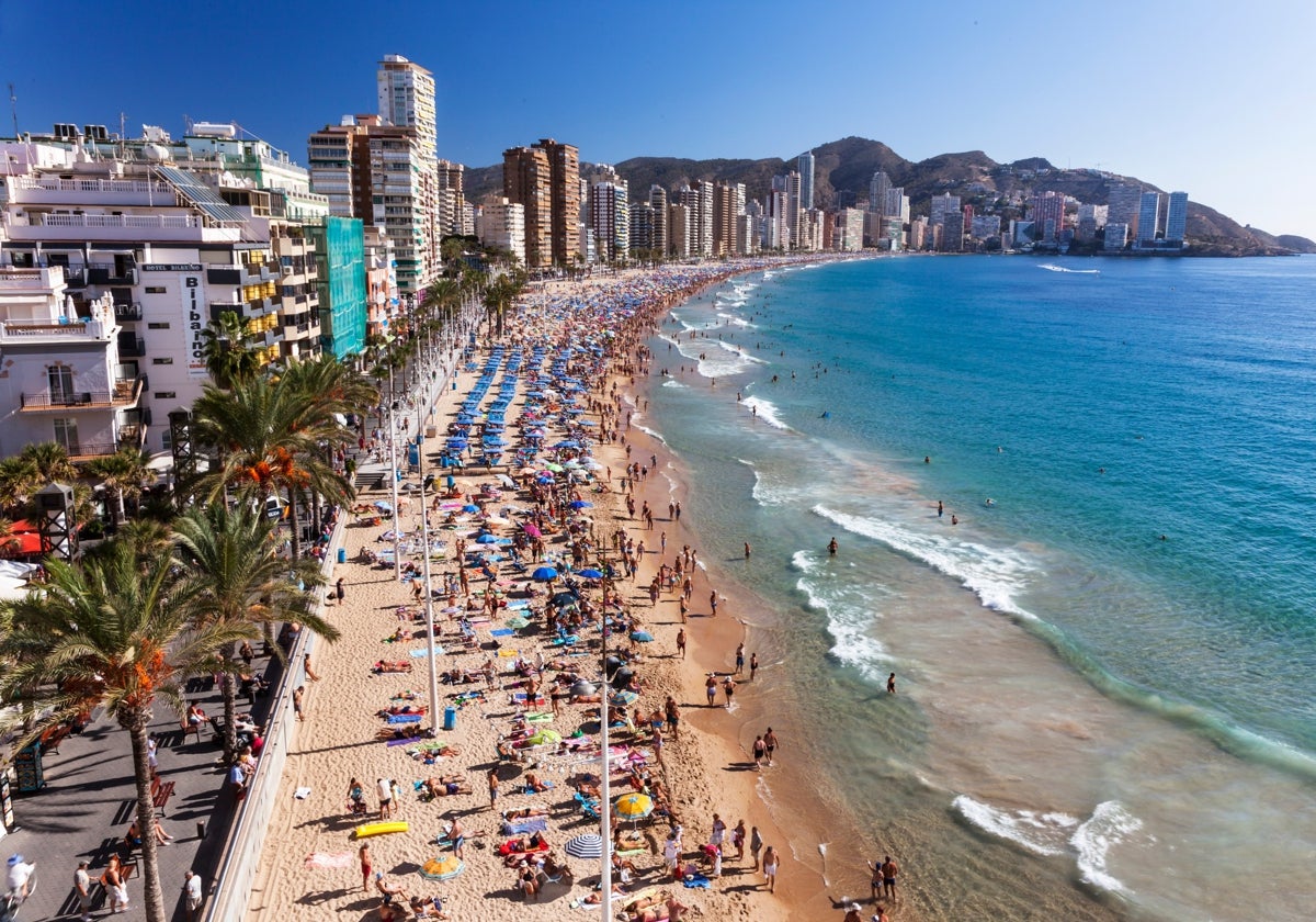 Imagen reciente de la playa de Levante de Benidorm llena de bañistas