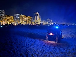 Un agente patrulla por la playa con un quad.