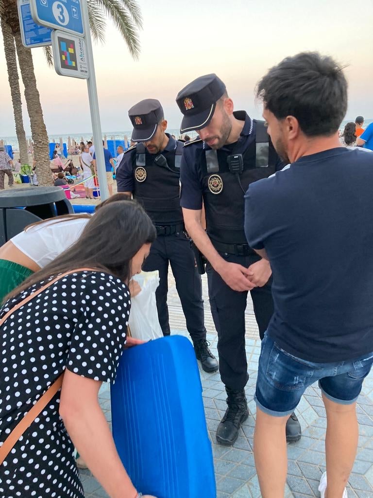 Imagen secundaria 2 - Los agentes controlan los accesos a las playas alicantinas.