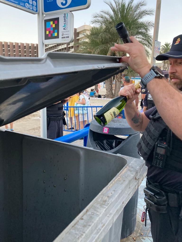 Imagen secundaria 1 - Los agentes controlan los accesos a las playas alicantinas.