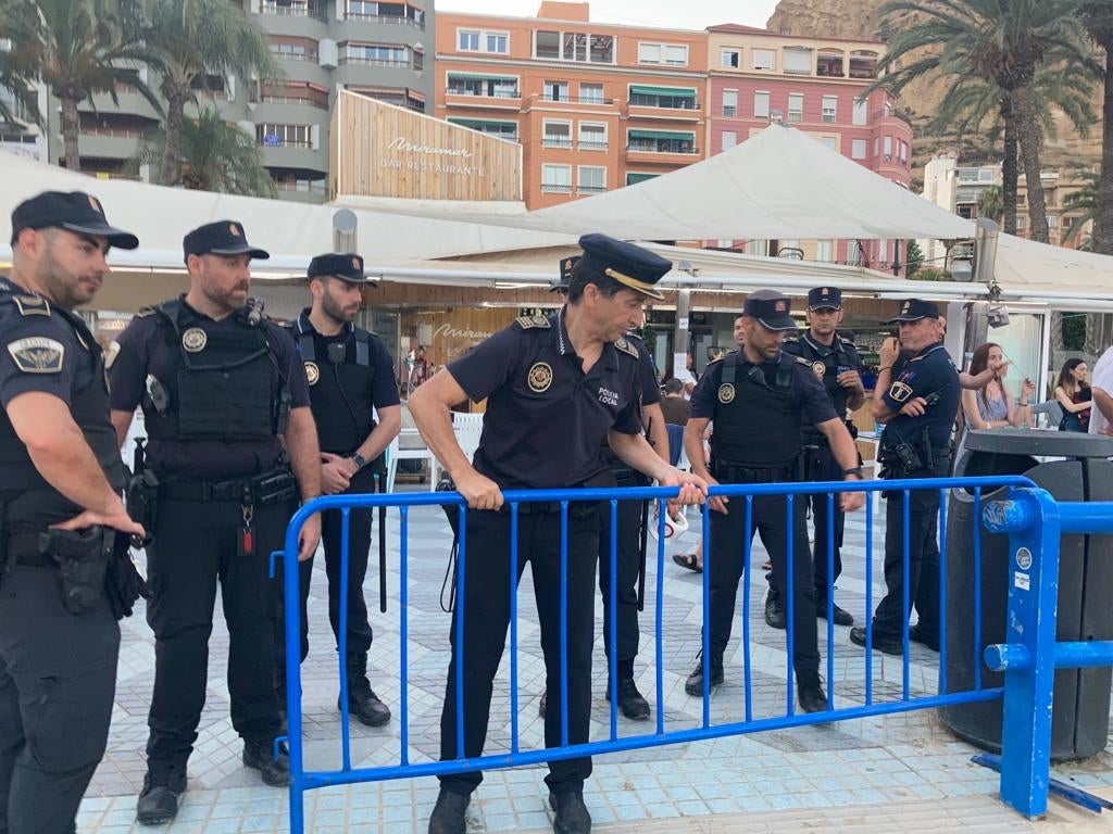 Imagen principal - Los agentes controlan los accesos a las playas alicantinas.