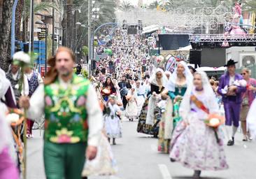 El calor aprieta en la segunda jornada de la Ofrenda de Flores a la patrona de Alicante