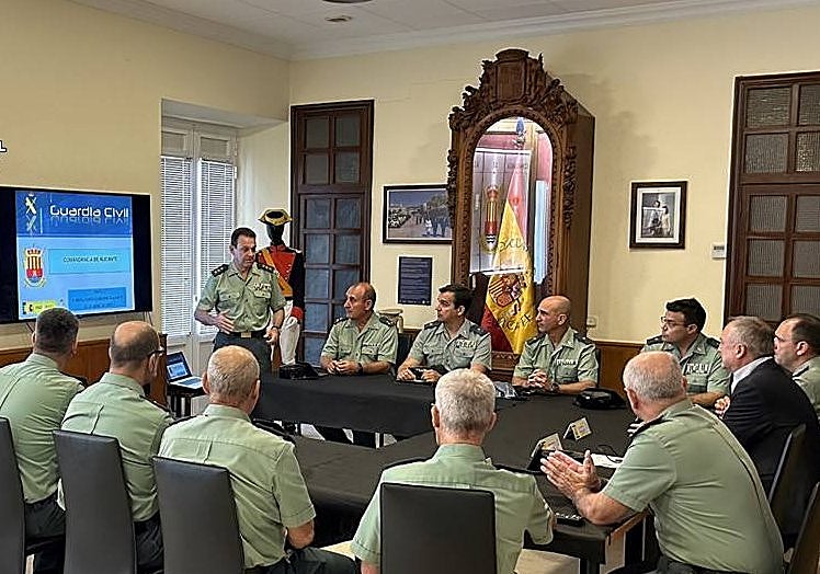 Imagen principal - Visita del subdelegado del Gobierno en Alicante a la comandancia de la Guardia Civil. 