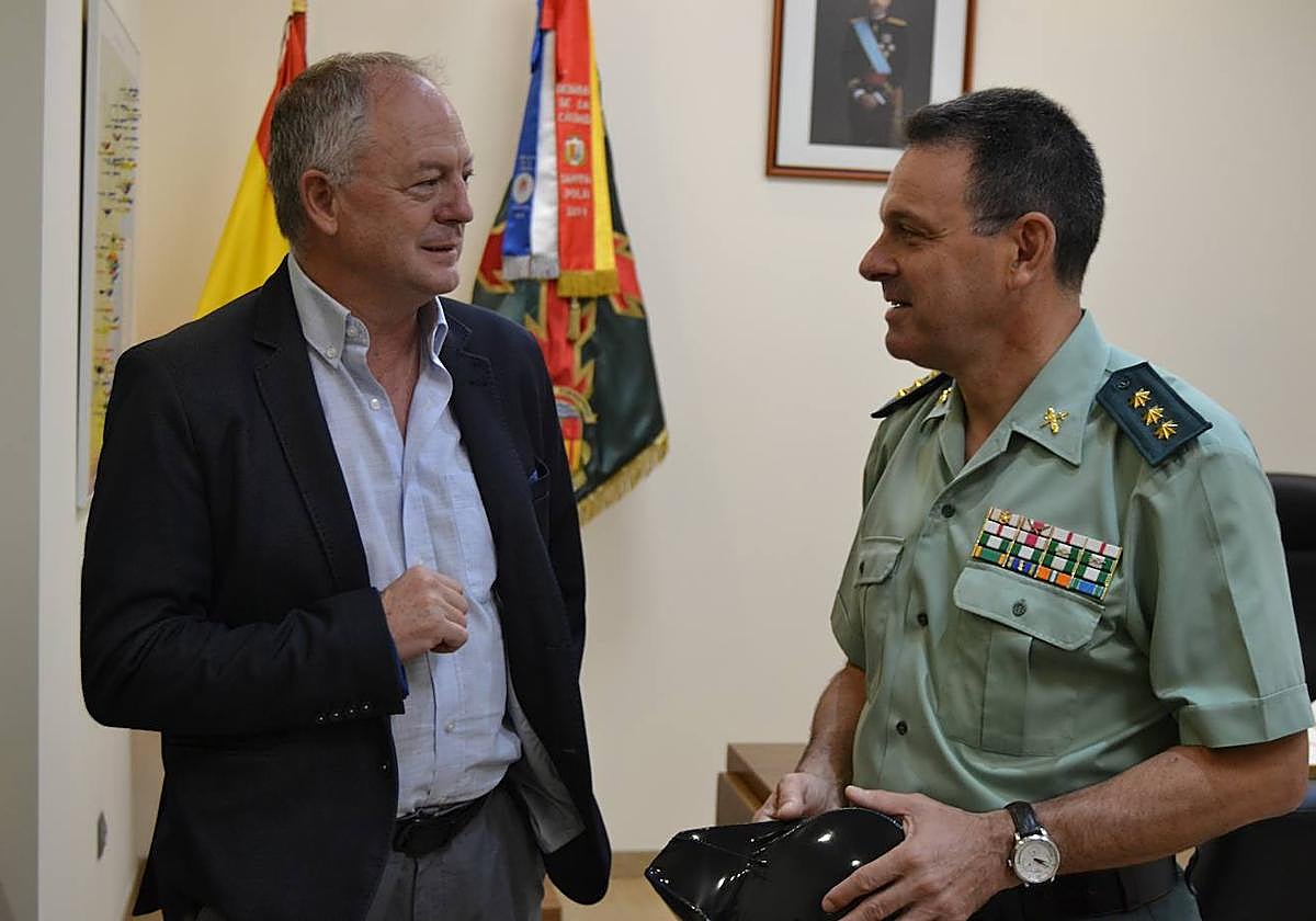 El subdelegado del Gobierno en Alicante, Carlos Sánchez, y el coronel jefe de la comandancia de la Guardia Civil, José Hernández.