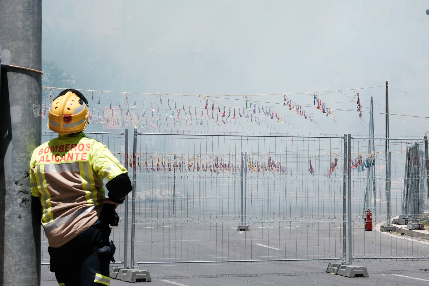 Estallido de la penúltima mascletà del concurso de Luceros en Hogueras