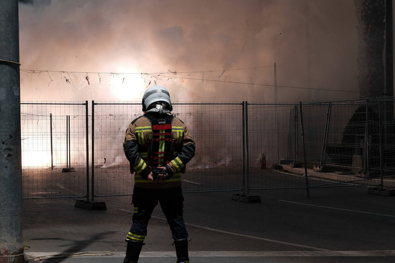 Estallido de la penúltima mascletà del concurso de Luceros en Hogueras