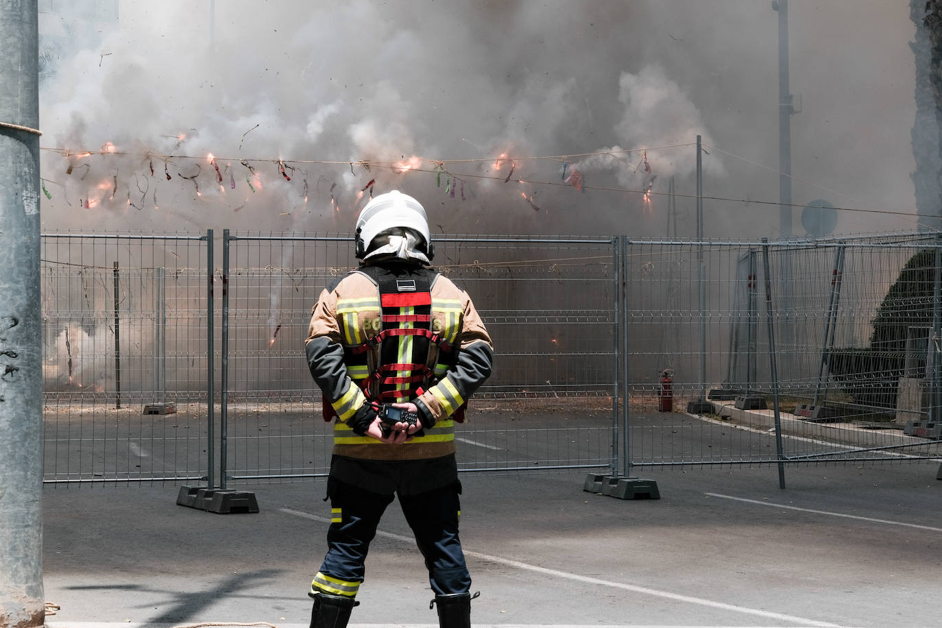 Estallido de la penúltima mascletà del concurso de Luceros en Hogueras