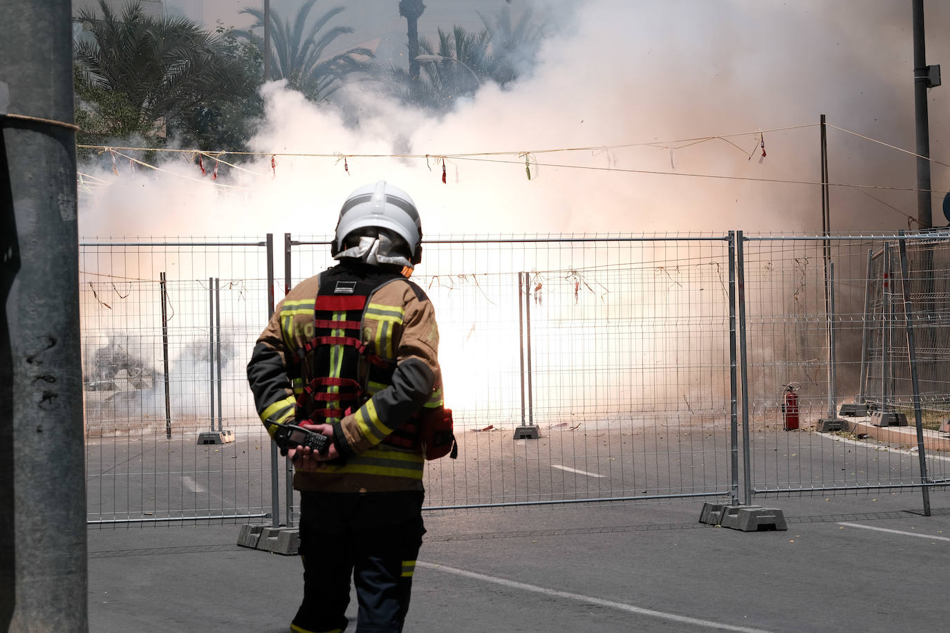 Estallido de la penúltima mascletà del concurso de Luceros en Hogueras