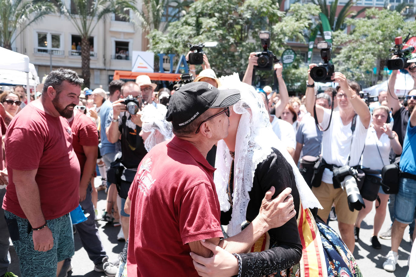 Estallido de la penúltima mascletà del concurso de Luceros en Hogueras