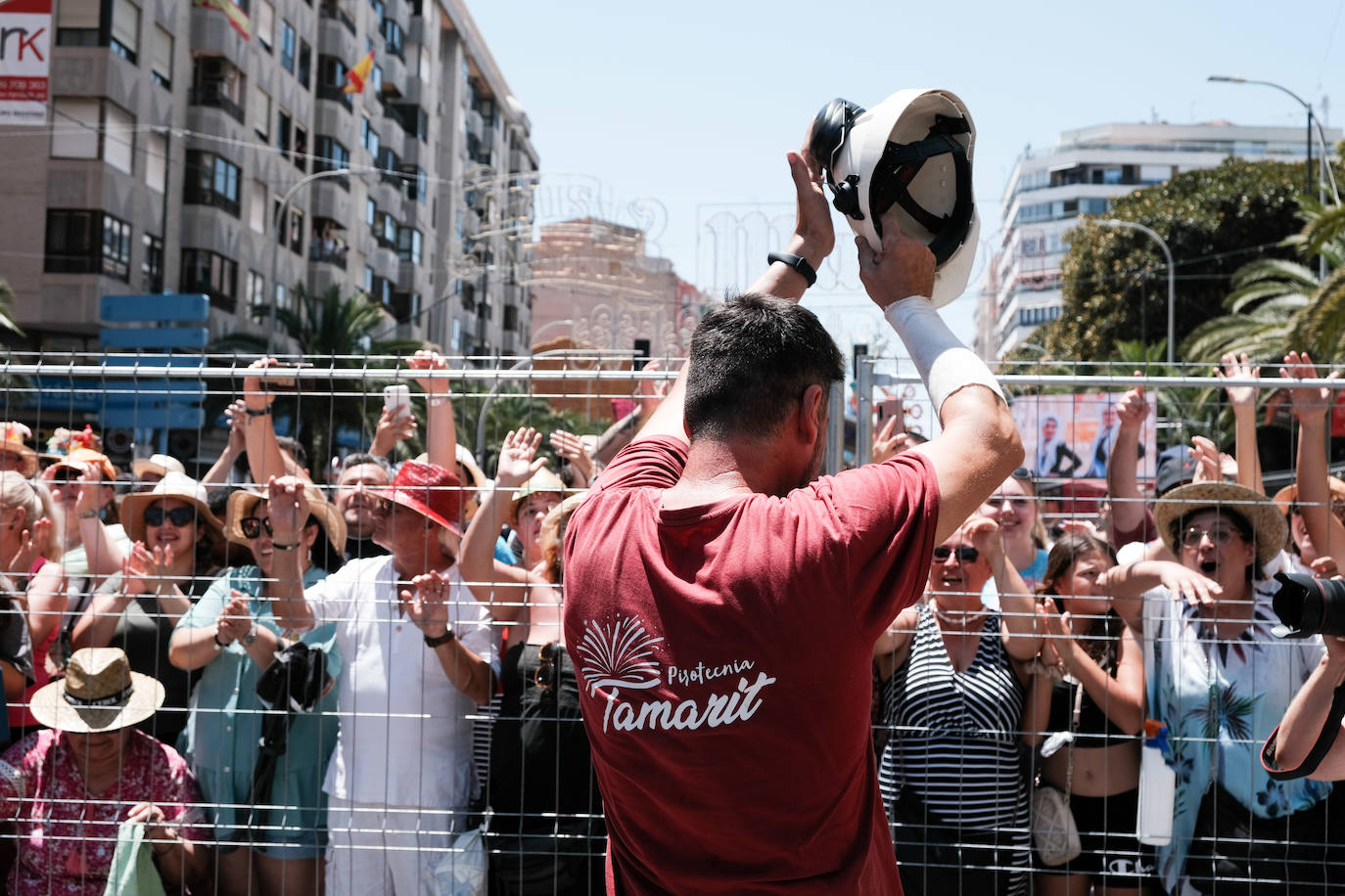 Estallido de la penúltima mascletà del concurso de Luceros en Hogueras