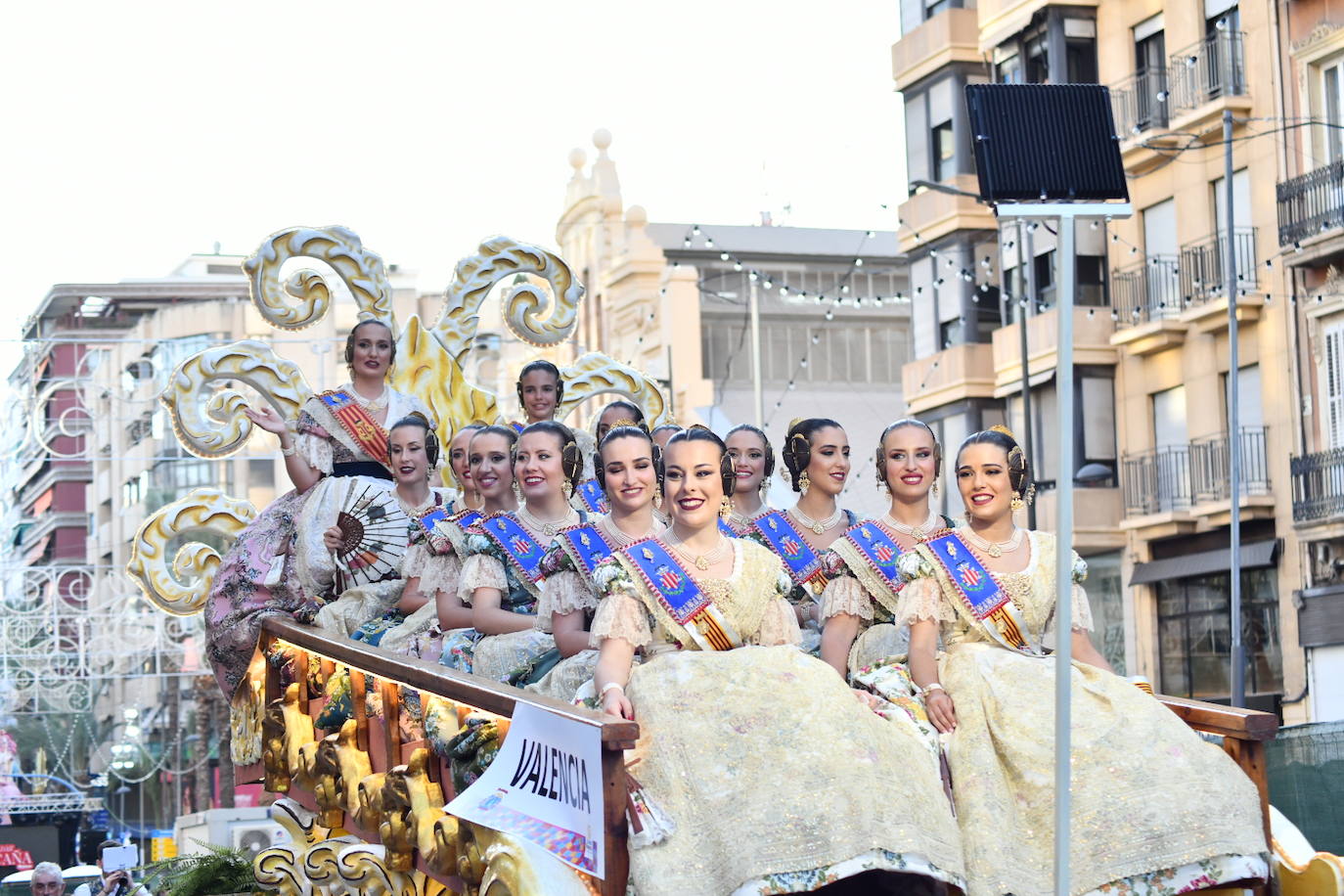 Música y arte del mundo en el Desfile Folclórico Internacional de Alicante