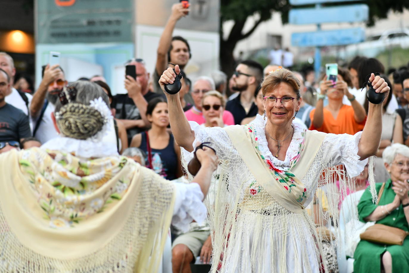 Música y arte del mundo en el Desfile Folclórico Internacional de Alicante