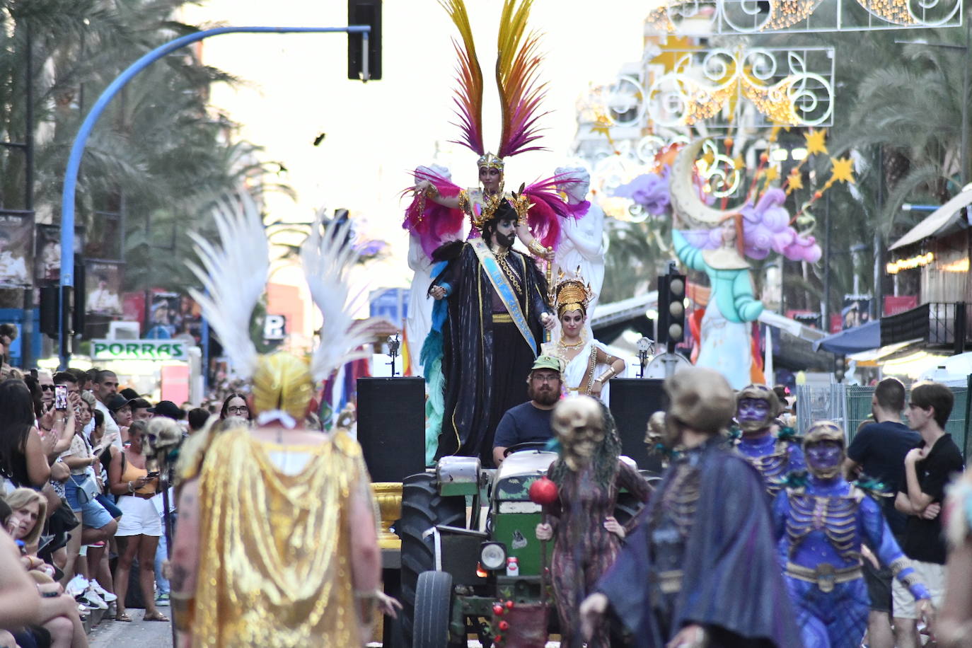 Música y arte del mundo en el Desfile Folclórico Internacional de Alicante