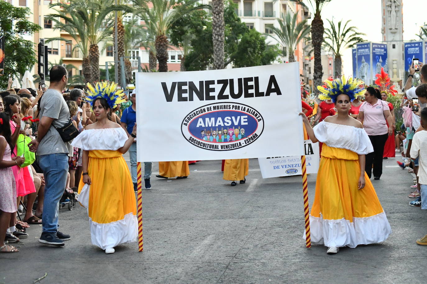 Música y arte del mundo en el Desfile Folclórico Internacional de Alicante