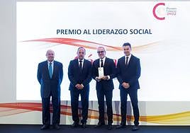 La dirección de la Cámara de Comercio recoge el galardón.