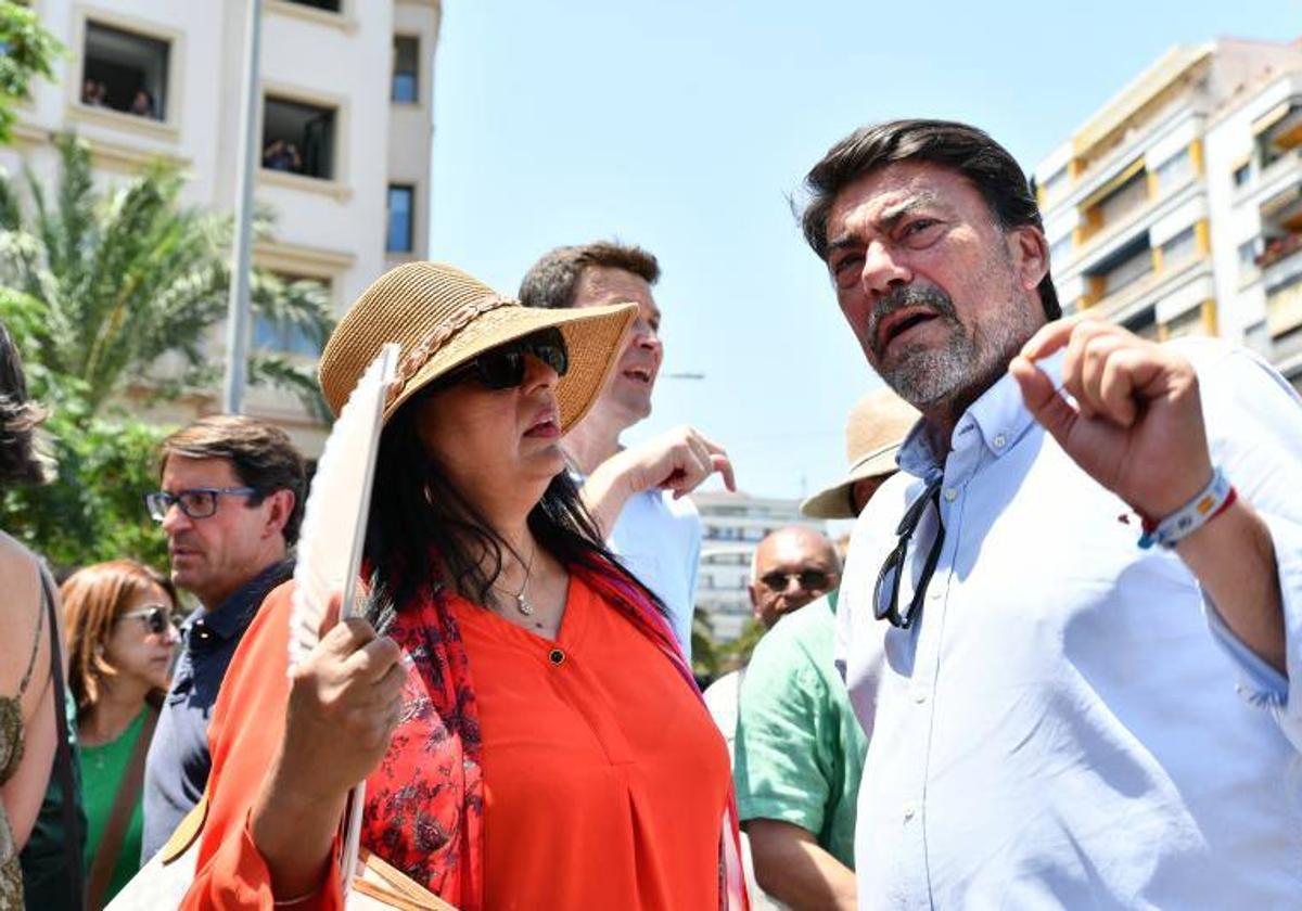 El alcalde, Luis Barcala, en la plaza de Luceros, durante una de las mascletàs.