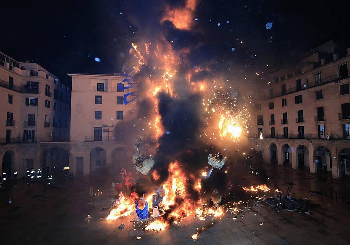 Cremà de una hoguera en la plaza del Ayuntamiento de Alicante.