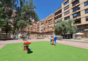 Elda mejora la accesibilidad y el entorno de la plaza situada en el INSS