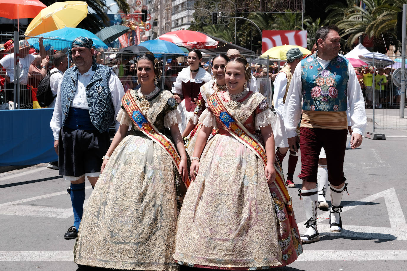Calurosa y atronadora mascletà en Alicante en el día de la Cremà