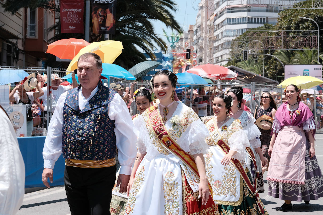 Calurosa y atronadora mascletà en Alicante en el día de la Cremà