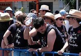 Calurosa y atronadora mascletà en Alicante en el día de la Cremà