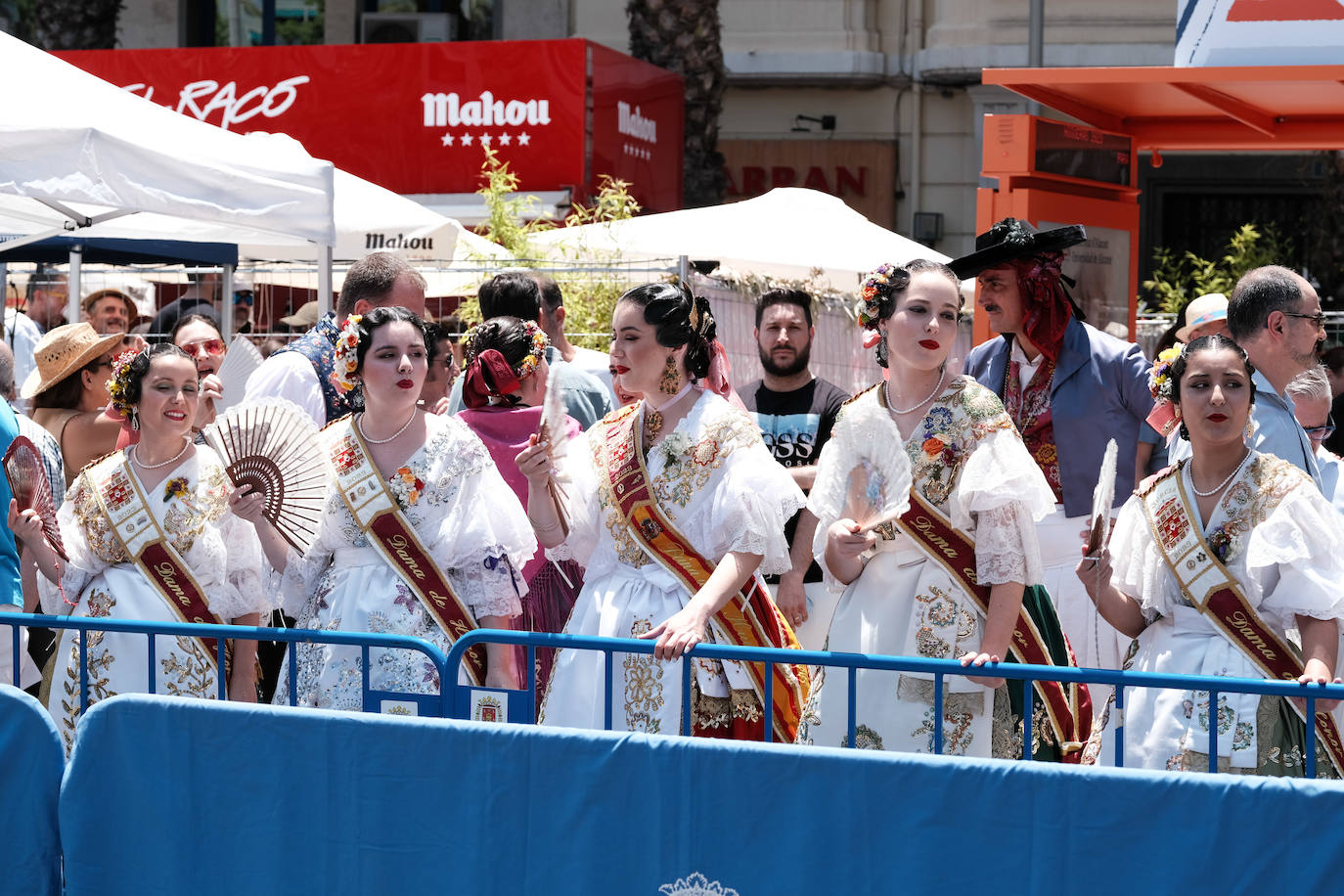 Calurosa y atronadora mascletà en Alicante en el día de la Cremà