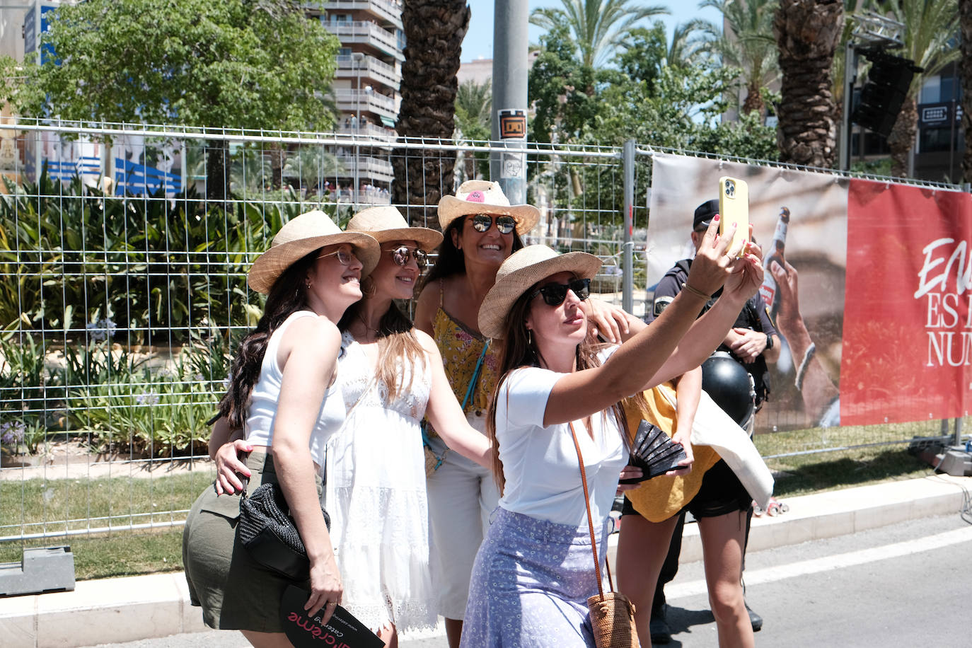 Calurosa y atronadora mascletà en Alicante en el día de la Cremà