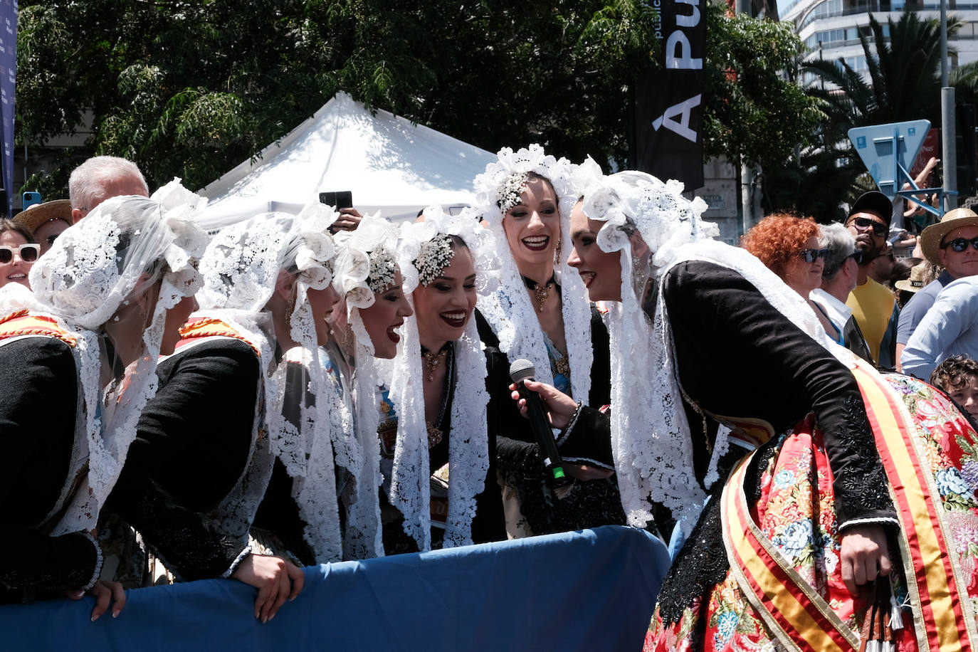 Calurosa y atronadora mascletà en Alicante en el día de la Cremà