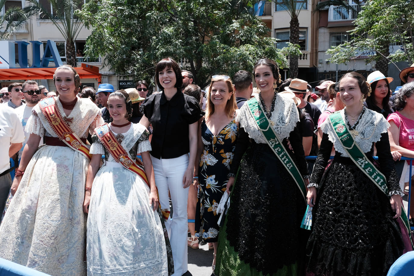 Calurosa y atronadora mascletà en Alicante en el día de la Cremà