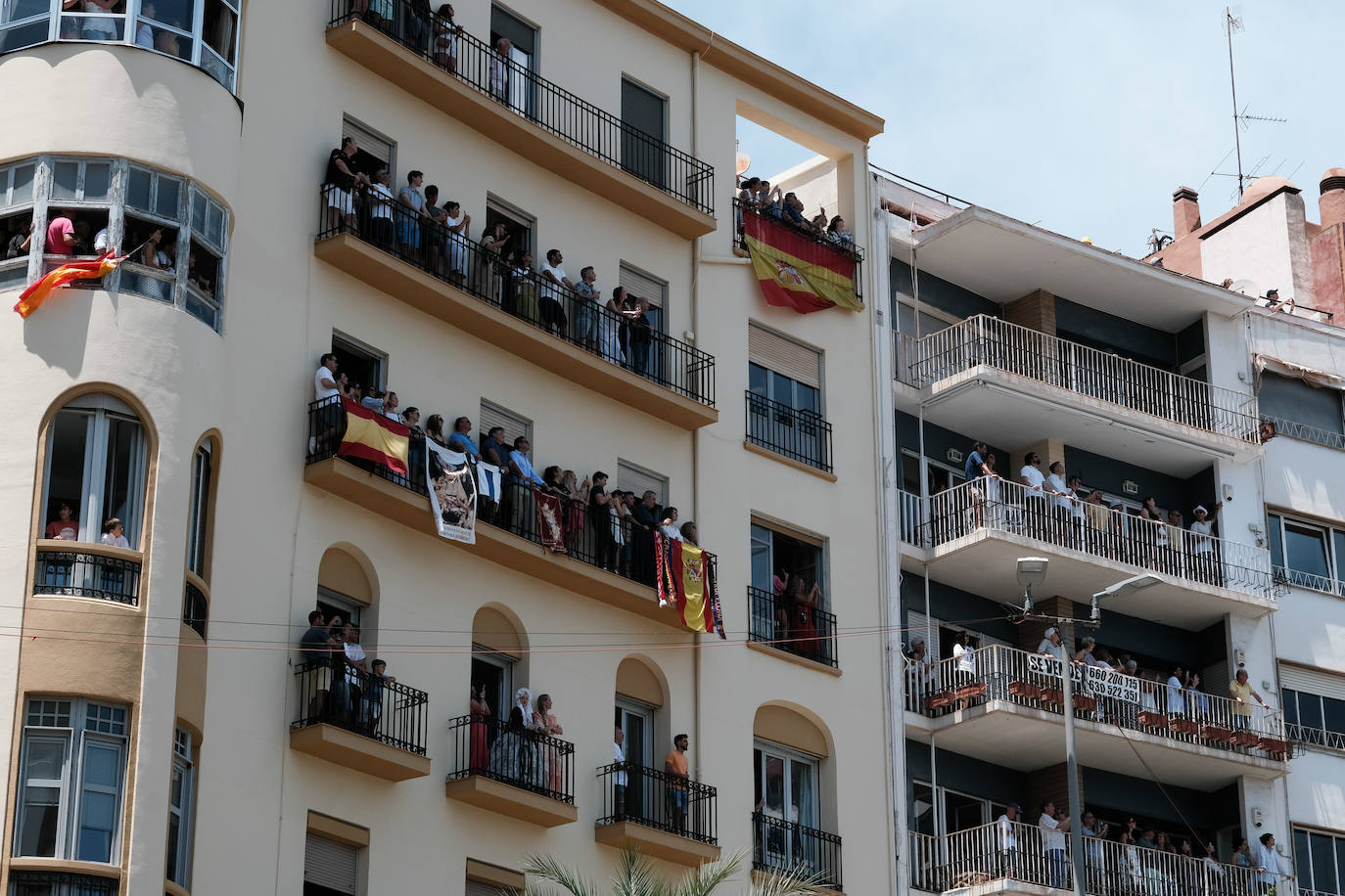 Calurosa y atronadora mascletà en Alicante en el día de la Cremà