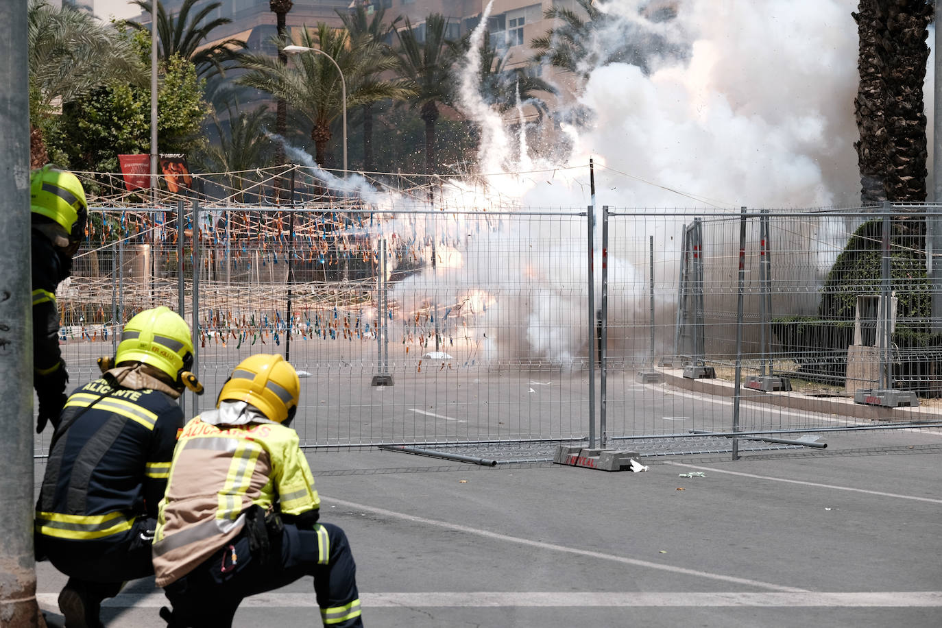 Calurosa y atronadora mascletà en Alicante en el día de la Cremà