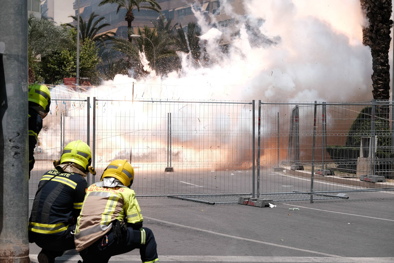 Calurosa y atronadora mascletà en Alicante en el día de la Cremà
