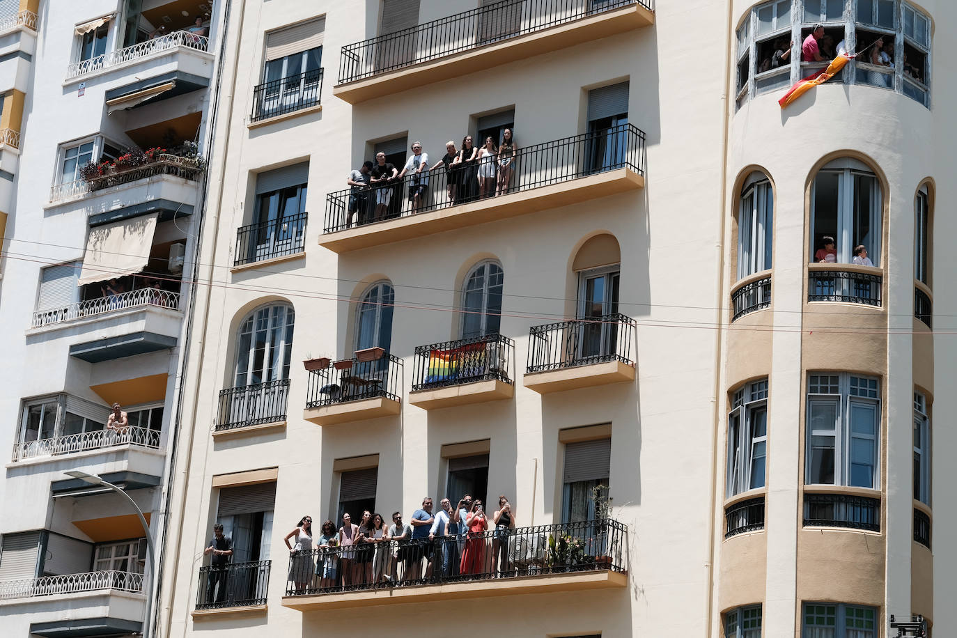 Calurosa y atronadora mascletà en Alicante en el día de la Cremà
