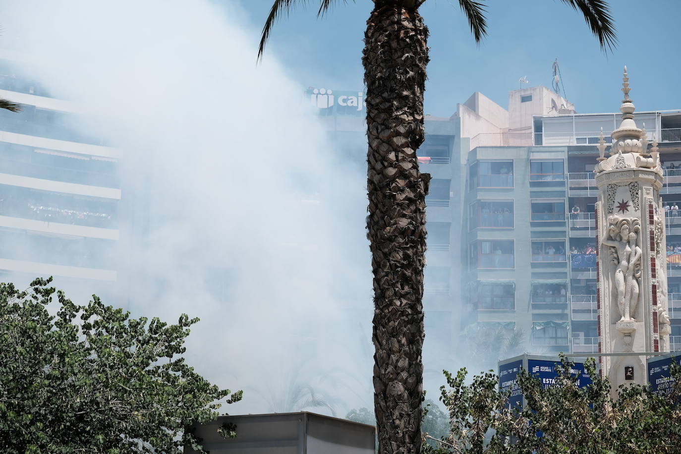 Calurosa y atronadora mascletà en Alicante en el día de la Cremà