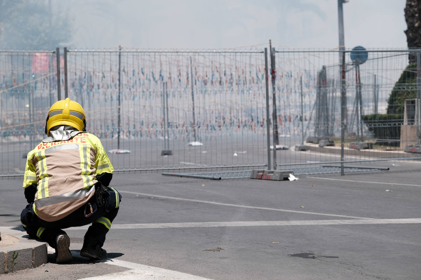 Calurosa y atronadora mascletà en Alicante en el día de la Cremà