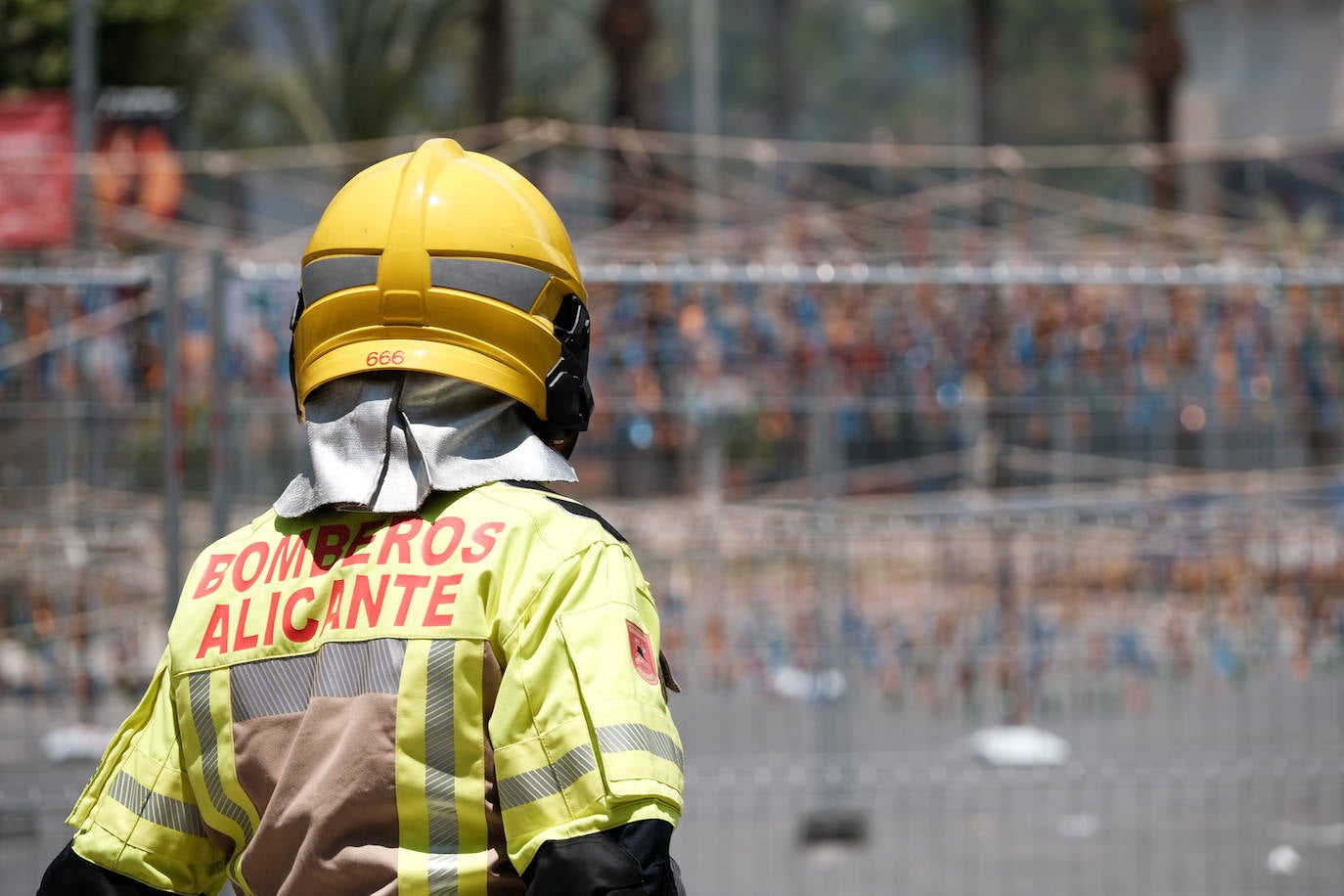 Calurosa y atronadora mascletà en Alicante en el día de la Cremà