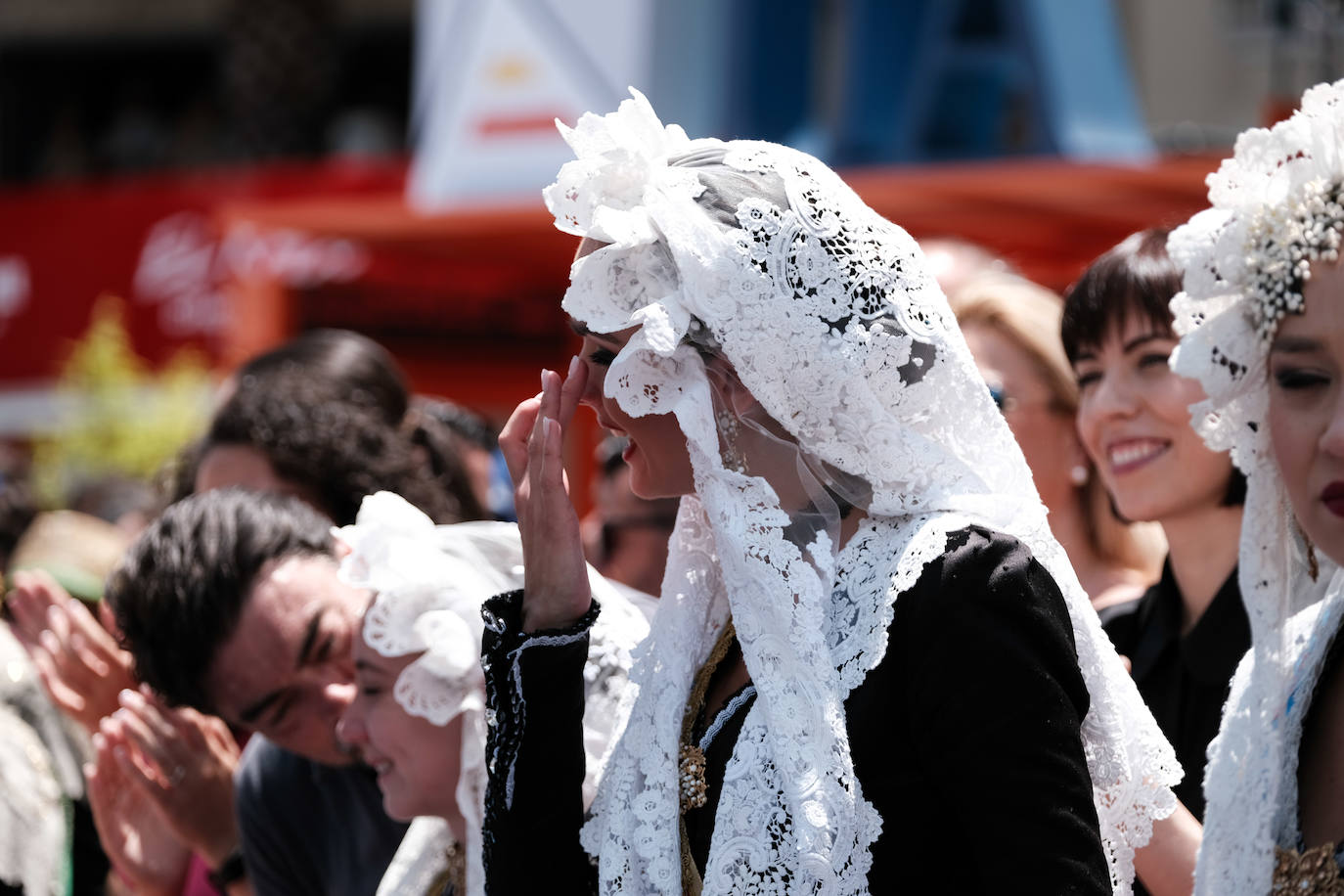 Calurosa y atronadora mascletà en Alicante en el día de la Cremà